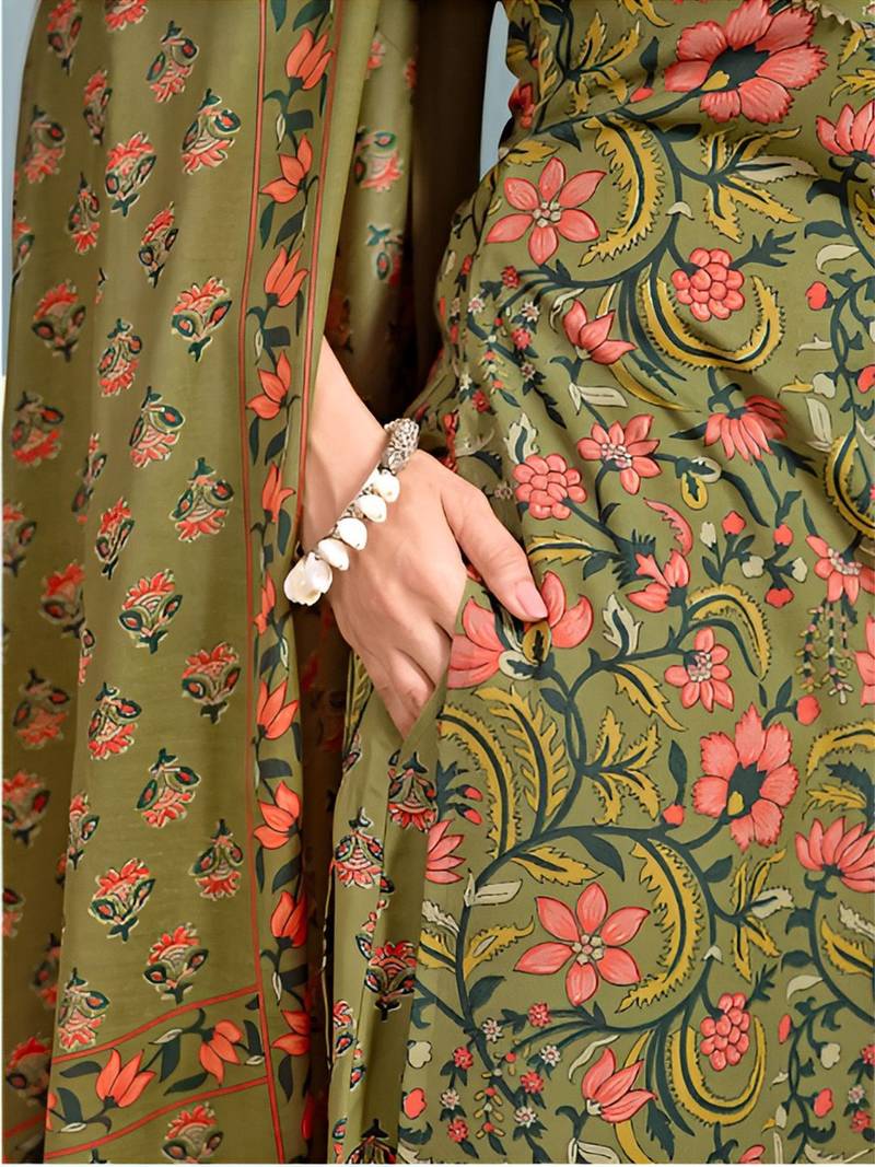 Women Floral Printed Regular Kurta with Trousers & With Dupatta