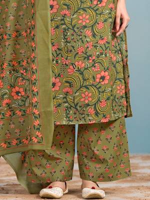Women Floral Printed Regular Kurta with Trousers & With Dupatta 4