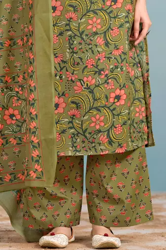 Women Floral Printed Regular Kurta with Trousers & With Dupatta
