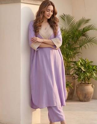 Women Embroidered Regular Thread Work Kurta with Palazzos 1