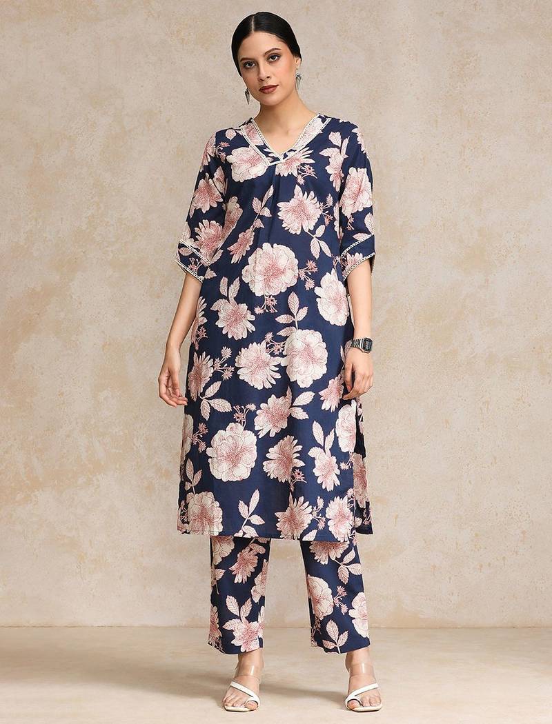 Women Floral Printed Regular  Cotton Kurta with Trousers