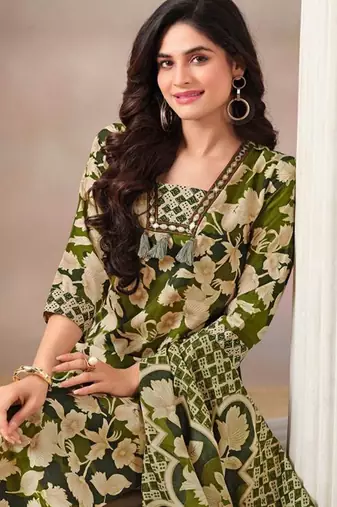 Women Floral Printed Regular Kurta with Trousers & With Dupatta