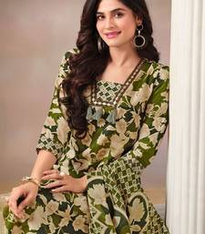 Women Floral Printed Regular Kurta with Trousers & With Dupatta