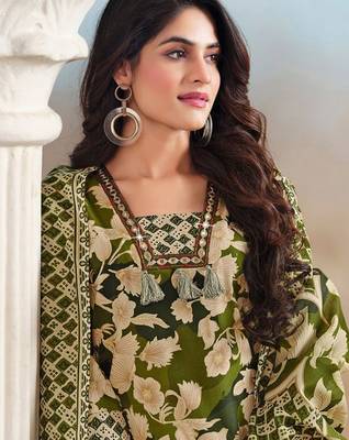 Women Floral Printed Regular Kurta with Trousers & With Dupatta 3