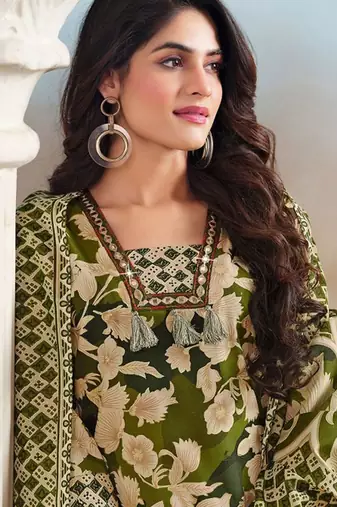 Women Floral Printed Regular Kurta with Trousers & With Dupatta