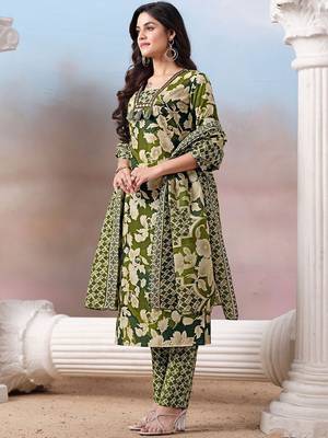 Women Floral Printed Regular Kurta with Trousers & With Dupatta 4