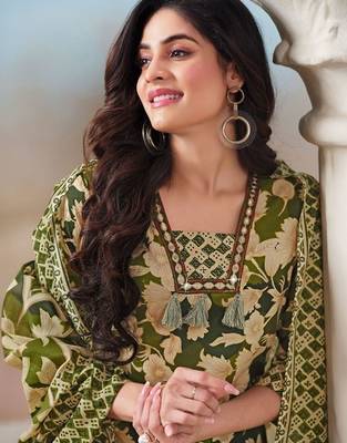Women Floral Printed Regular Kurta with Trousers & With Dupatta 7