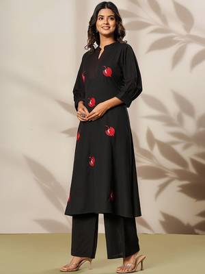 Women Ethnic Motifs Embroidered Panelled Thread Work Kurta with Palazzos 2