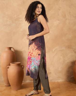 Women Floral Printed Kurta with Trousers 4