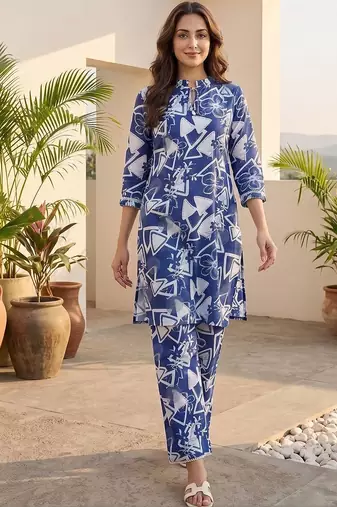 Women Printed Regular Kurta with Trousers