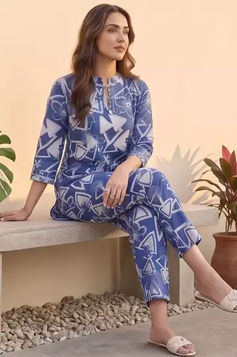 Women Printed Regular Kurta with Trousers