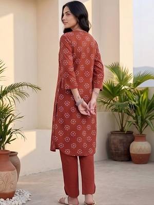 Women Ethnic Motifs Printed Regular Kurta with Trousers 2
