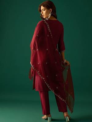 Women Ethnic Motifs Printed Kurta with Trouser & Dupatta 4