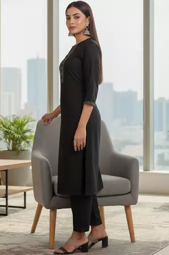 Women Ethnic Motifs Yoke Design Regular Thread Work Kurta with Trousers & With Dupatta