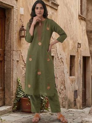 Women Ethnic Motifs Embroidered Regular Thread Work Kurta with Trousers 1