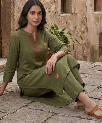 Women Ethnic Motifs Embroidered Regular Thread Work Kurta with Trousers 2