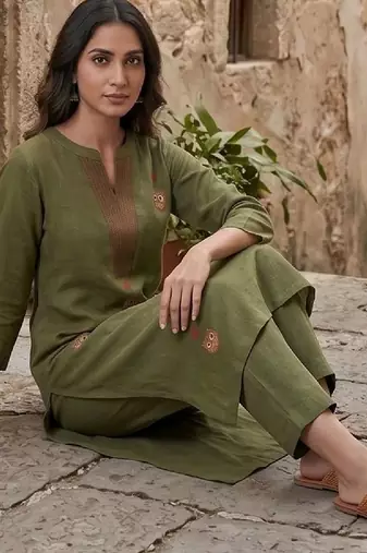 Women Ethnic Motifs Embroidered Regular Thread Work Kurta with Trousers