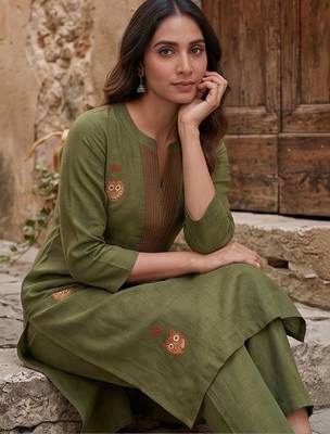 Women Ethnic Motifs Embroidered Regular Thread Work Kurta with Trousers 3