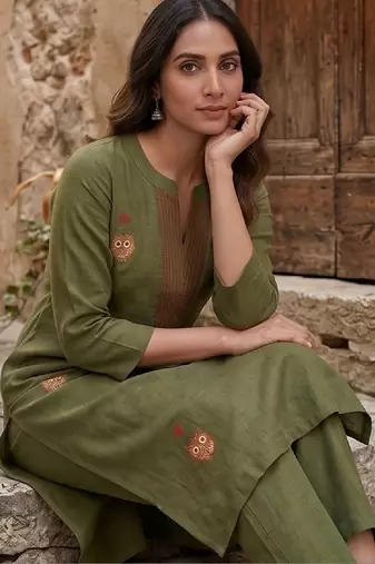 Women Ethnic Motifs Embroidered Regular Thread Work Kurta with Trousers