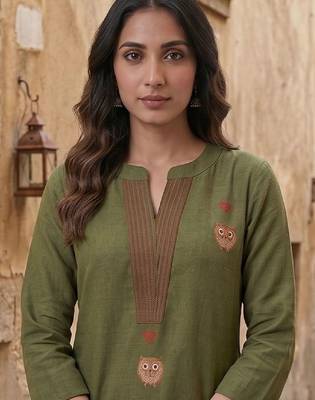 Women Ethnic Motifs Embroidered Regular Thread Work Kurta with Trousers 4