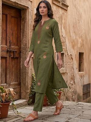 Women Ethnic Motifs Embroidered Regular Thread Work Kurta with Trousers 5