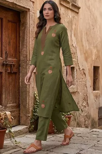 Women Ethnic Motifs Embroidered Regular Thread Work Kurta with Trousers