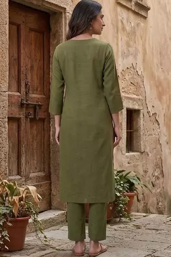 Women Ethnic Motifs Embroidered Regular Thread Work Kurta with Trousers
