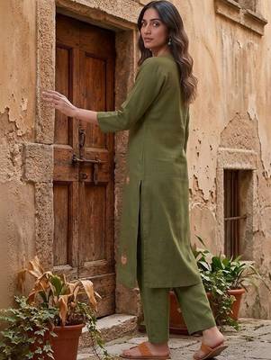 Women Ethnic Motifs Embroidered Regular Thread Work Kurta with Trousers 7