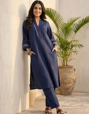 Women Ethnic Motifs Embroidered Regular Thread Work Kurta with Trousers 1