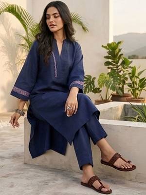 Women Ethnic Motifs Embroidered Regular Thread Work Kurta with Trousers 4