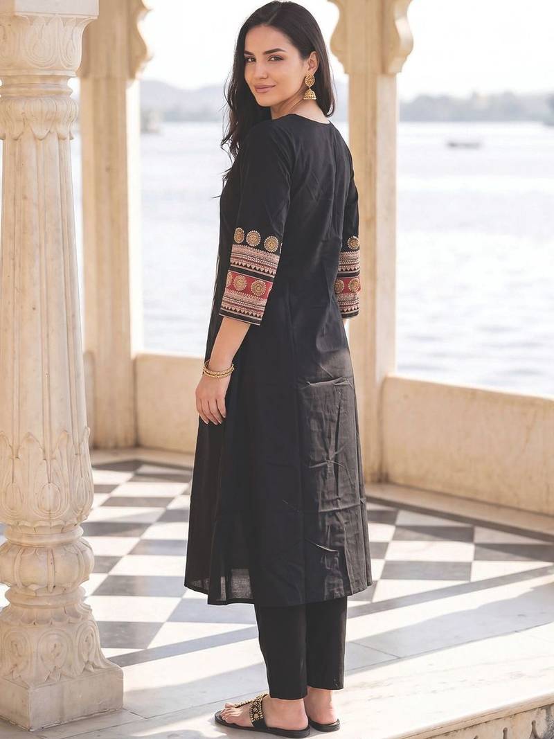 Women Ethnic Motifs Printed Pure Cotton Kurta with Trousers