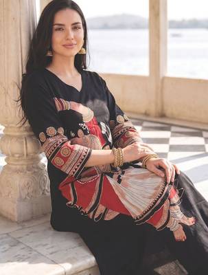 Women Ethnic Motifs Printed Pure Cotton Kurta with Trousers 5