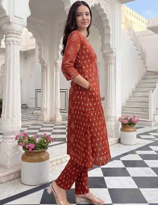 women ethnic motifs printed regular  cotton kurta with trousers 2