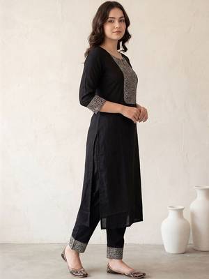 Women Ethnic Motifs Embroidered Regular Thread Work Kurta with Trousers 3