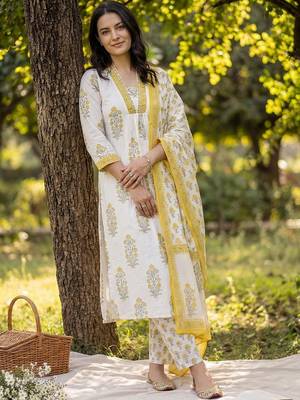 Women Floral Printed Regular  Cotton Kurta with Trousers & With Dupatta 1