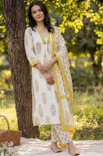 Women Floral Printed Regular  Cotton Kurta with Trousers & With Dupatta