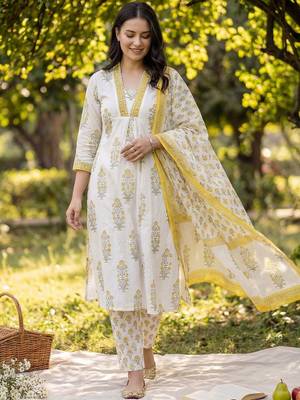 Women Floral Printed Regular  Cotton Kurta with Trousers & With Dupatta 3