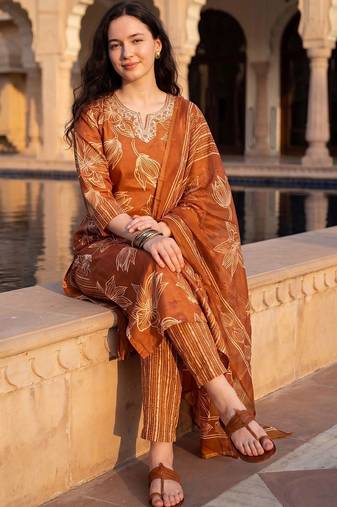 Women Floral Printed Regular Thread Work Kurta with Trousers & With Dupatta