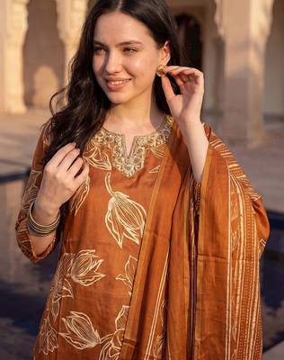 Women Floral Printed Regular Thread Work Kurta with Trousers & With Dupatta 2