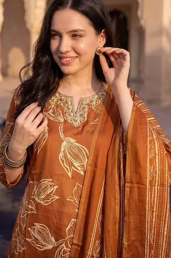 Women Floral Printed Regular Thread Work Kurta with Trousers & With Dupatta