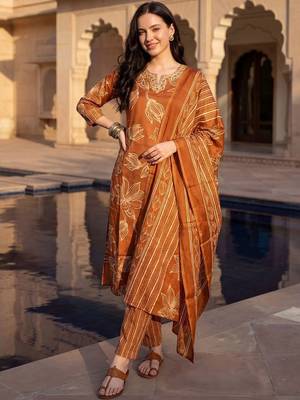 Women Floral Printed Regular Thread Work Kurta with Trousers & With Dupatta 6