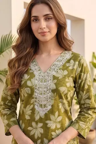 Women Floral Printed Regular Thread Work Kurta with Trousers & With Dupatta