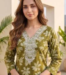 Women Floral Printed Regular Thread Work Kurta with Trousers & With Dupatta