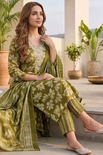 Women Floral Printed Regular Thread Work Kurta with Trousers & With Dupatta