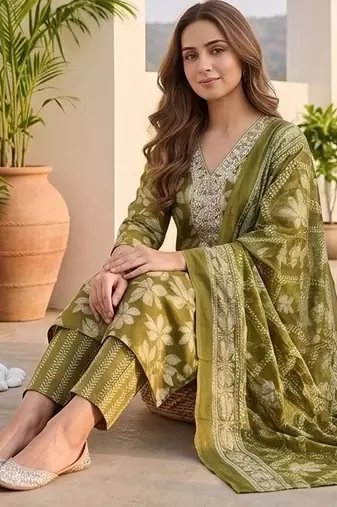 Women Floral Printed Regular Thread Work Kurta with Trousers & With Dupatta