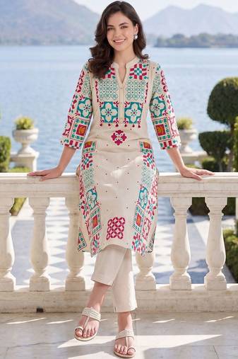 Women Ethnic Motifs Printed Regular Kurta with Trousers