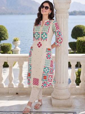 Women Ethnic Motifs Printed Regular Kurta with Trousers 2
