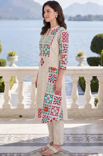 Women Ethnic Motifs Printed Regular Kurta with Trousers