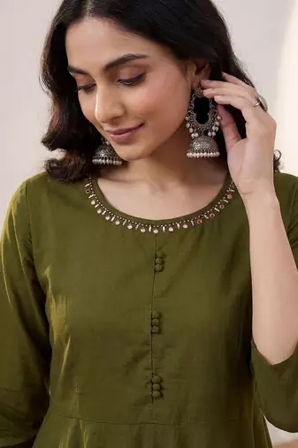 Women Floral Empire Thread Work Pure Cotton Kurta with Trousers & With Dupatta