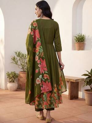 Women Floral Empire Thread Work Pure Cotton Kurta with Trousers & With Dupatta 6